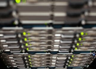 Nowoczesna serwerownia z pustymi korytami kablowymi z góry