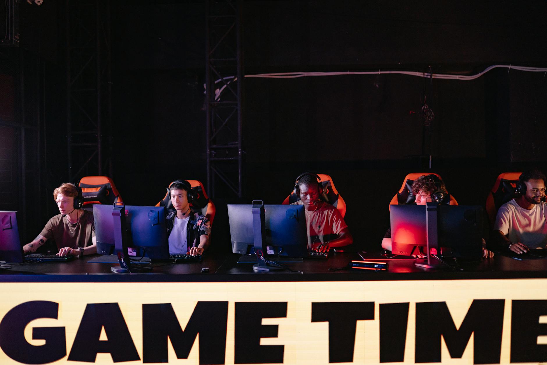 Pluginy utility do tworzenia eventów: od prostych teleportów po zaawansowane areny gier Grupa graczy e-sportowych bierze udział w turnieju online w sali gamingowej