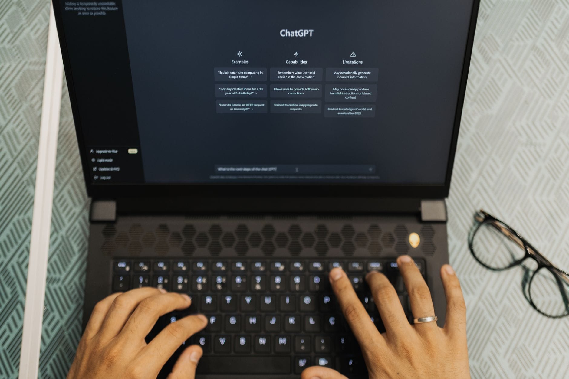 Automatyzacja eventów i konkursów na serwerze z pomocą wtyczek administracyjnych Dłonie piszące na laptopie z otwartym ChatGPT, motyw nowoczesnej automatyzacji