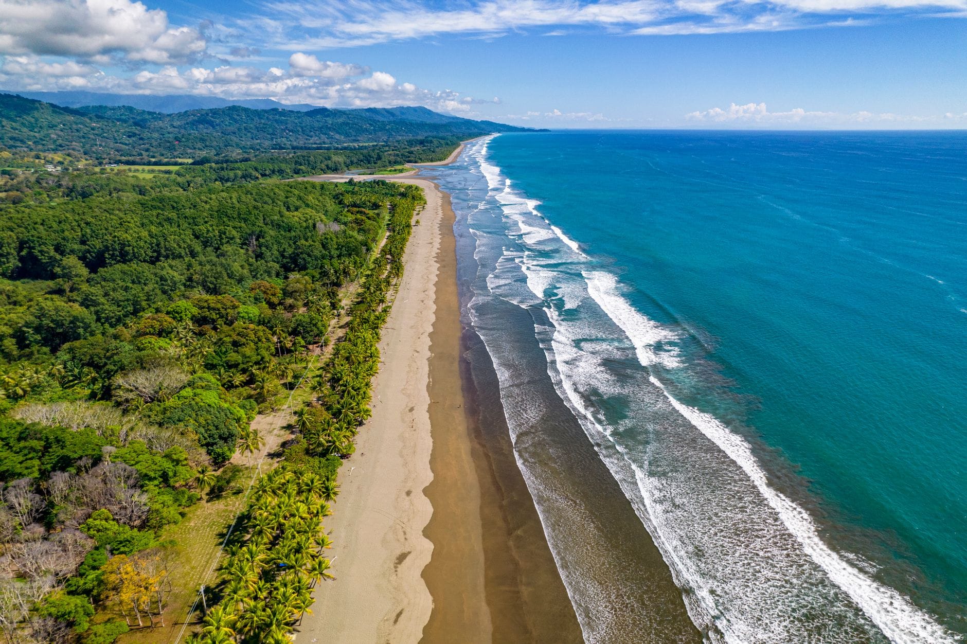 Lotniczy widok wybrzeża Puntarenas w Kostaryce z plażą i zielenią