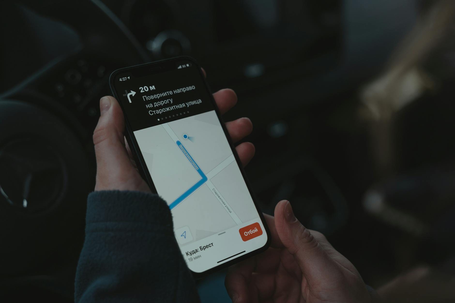 Jak wykorzystać dane z GPS w firmowej flocie: od monitoringu pojazdów po realne oszczędności kosztów Smartfon z nawigacją GPS w samochodzie firmowym