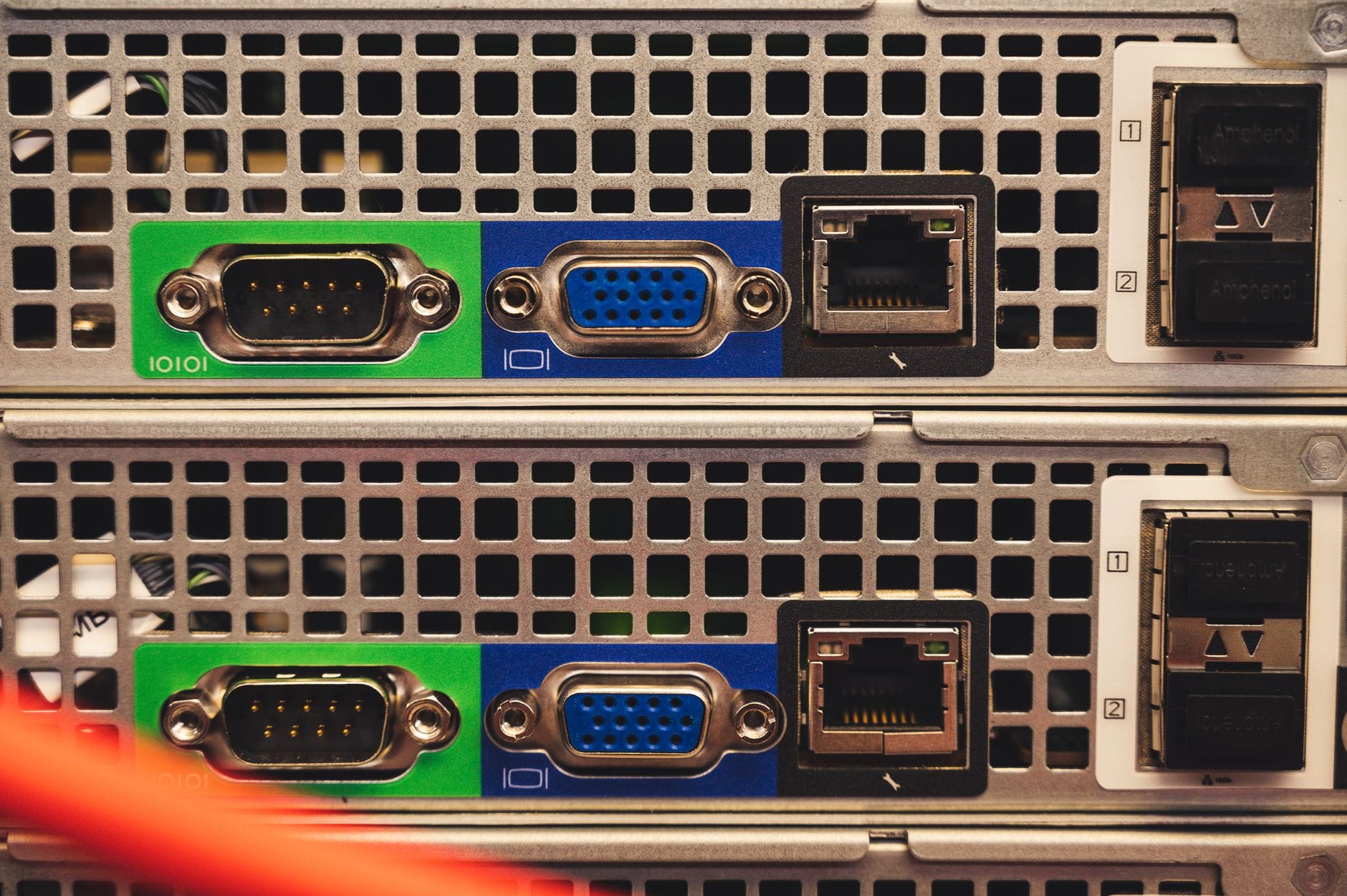 Zbliżenie portów Ethernet i VGA w serwerze wykorzystywanym do hostingu