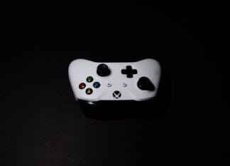 OpenInv i InvSee++: jak kontrolować ekwipunki oraz enderchesty graczy offline Biały kontroler Xbox na czarnym tle