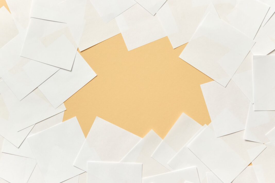 Rozłożone puste kartki papieru na stole