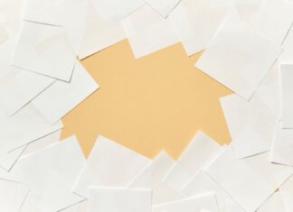 Jak aktualizować Paper bez resetowania świata, graczy i konfiguracji Rozłożone puste kartki papieru na stole