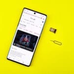 Smartfon z wyszukiwarką Google, kartą SIM