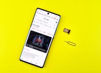 Smartfon z wyszukiwarką Google, kartą SIM