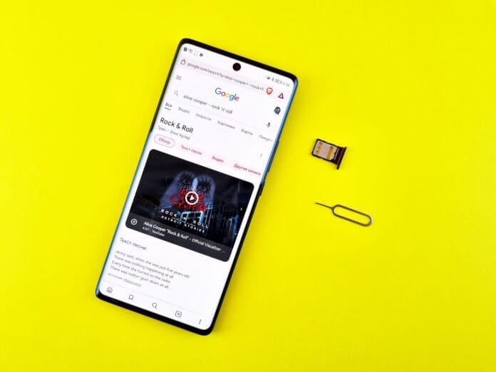 Smartfon z wyszukiwarką Google, kartą SIM